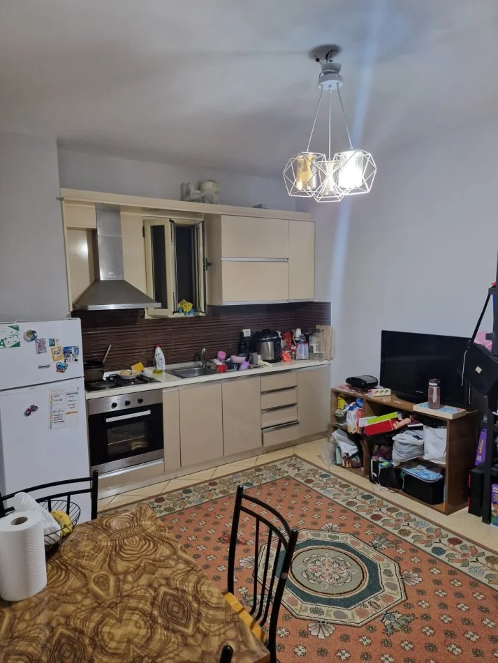 Tirane, jepet me qera apartament 2+1 Kati 1, 77 m² 450 € (Rruga Muhamet Deliu)