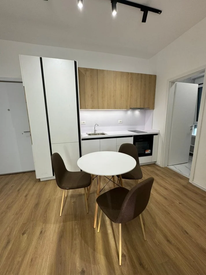 Tirane, jepet me qera apartament 1+1+Ballkon Kati 2, (Rezidenca Oxa, Fresk)
