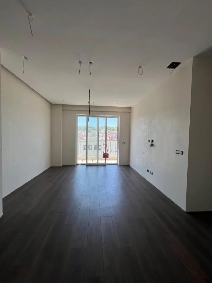 Tirane, jepet me qera apartament 2+1 Kati 9, 95 m² (Komuna e Parisit)