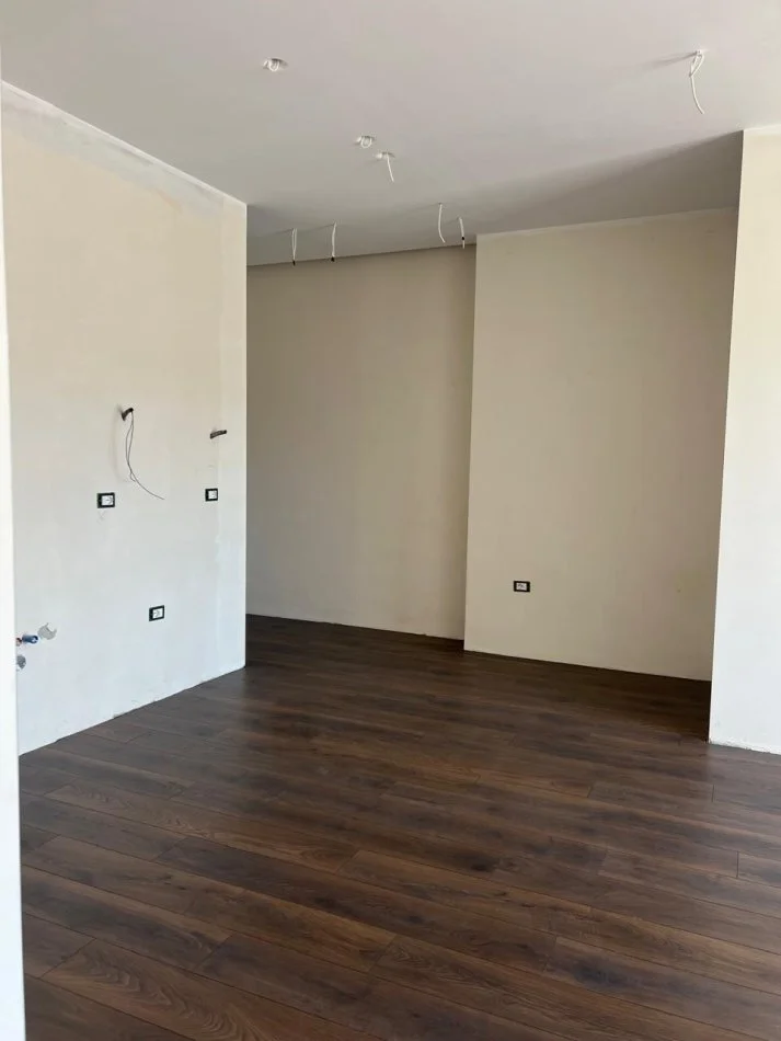 Tirane, jepet me qera apartament 2+1 Kati 9, 95 m² (Komuna e Parisit)