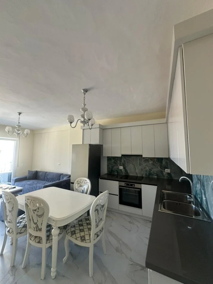 Tirane, jepet me qera apartament 1+1+Ballkon , 70 m² 700 € (Pazari i Ri)