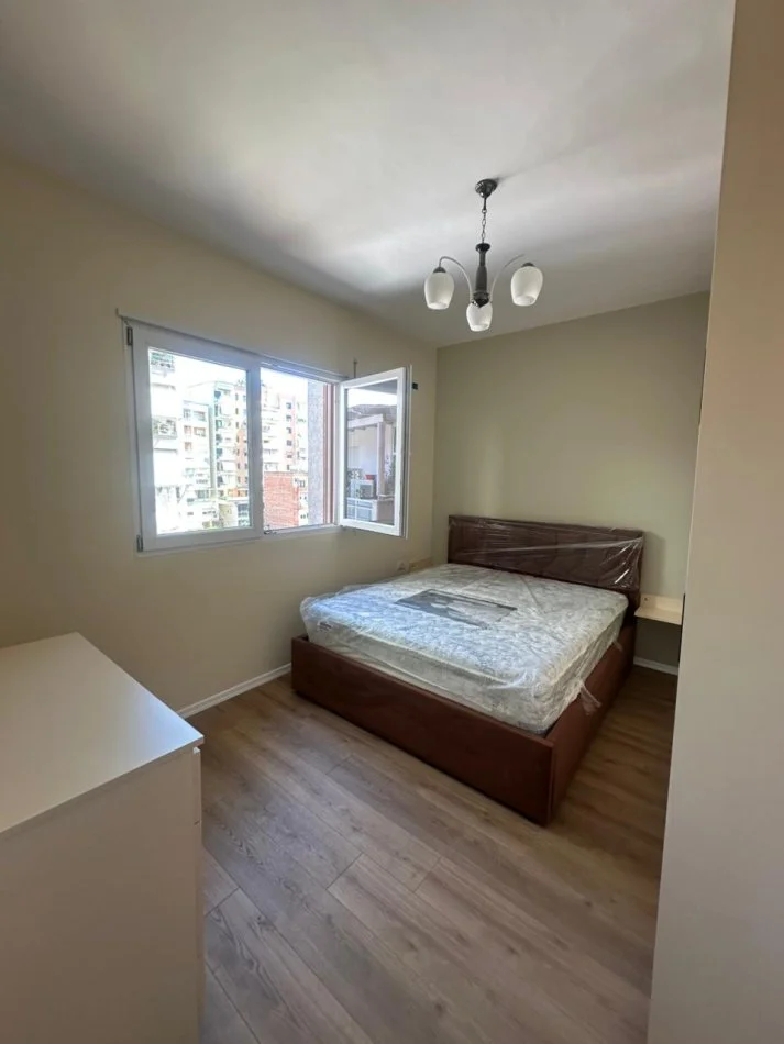 Tirane, jepet me qera apartament 1+1+Ballkon , 70 m² 700 € (Pazari i Ri)