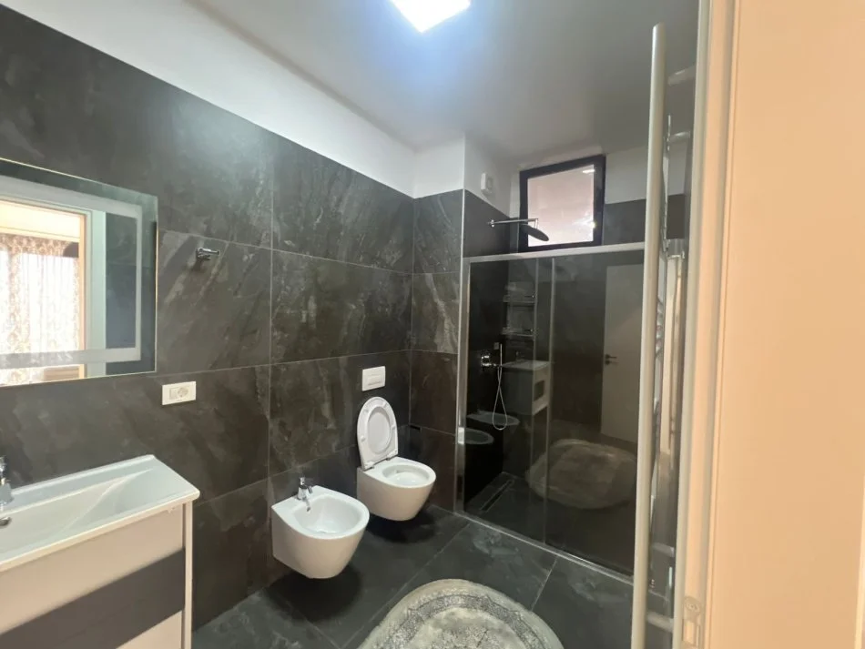 Tirane, jepet me qera 2+1+Ballkon Kati 3, 800 € 