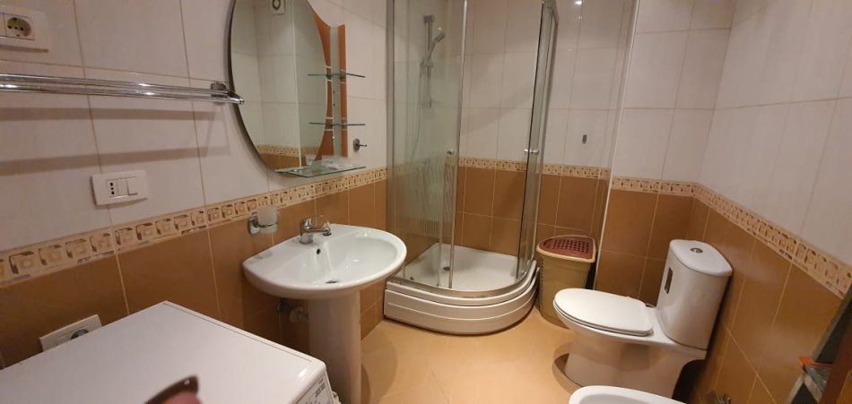 Tirane, jepet me qera apartament 2+1+Ballkon Kati 2, 126 m² 750 € (Kristal Center)