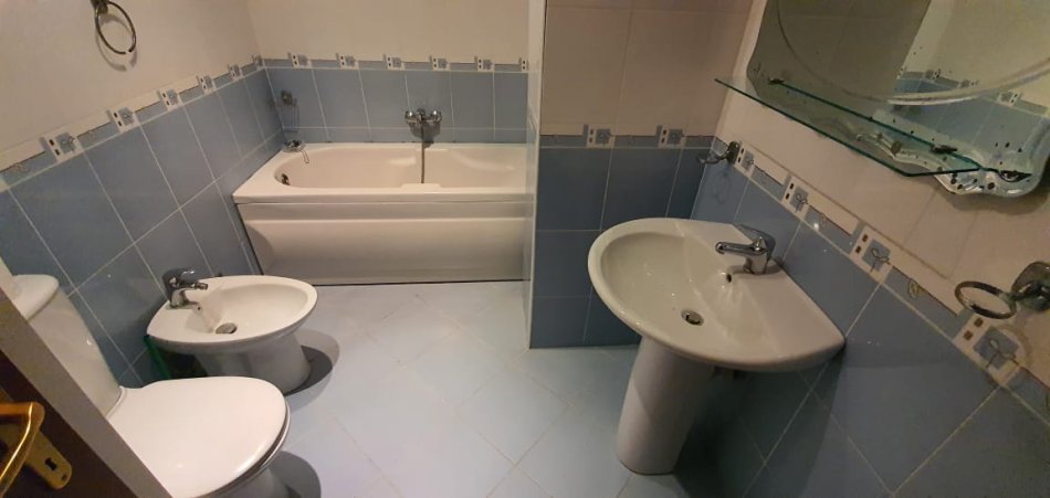 Tirane, jepet me qera apartament 2+1+Ballkon Kati 2, 126 m² 750 € (Kristal Center)