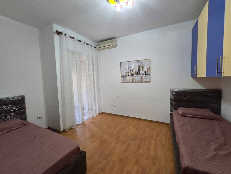 Tirane, jepet me qera apartament 2+1+Ballkon Kati 2, 126 m² 750 € (Kristal Center)