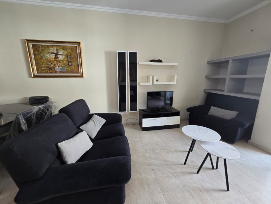 Tirane, jepet me qera apartament 2+1+Ballkon Kati 2, 126 m² 750 € (Kristal Center)