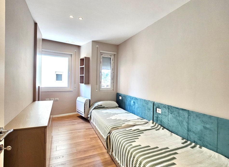 Shtepi me qera Apartament ne Tirane, 2+1, Ambienti E mobiluar, Pagesa 1,300 Euro.