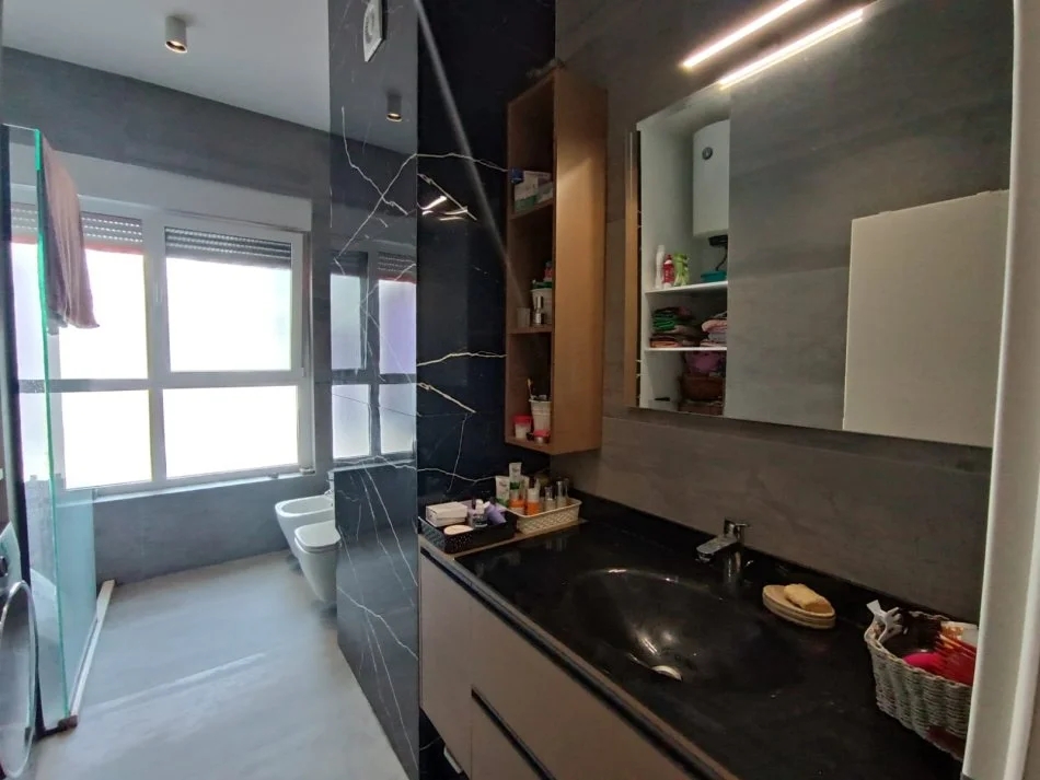 Tirane, shitet apartament 2+1+Ballkon Kati 4, 102 m² 200.000 € (Ali Demi)