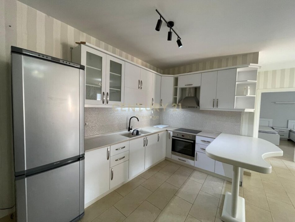 Tirane, jepet me qera apartament 2+1+Ballkon Kati 6, 120 m² 800 € (Lion Park Residence)