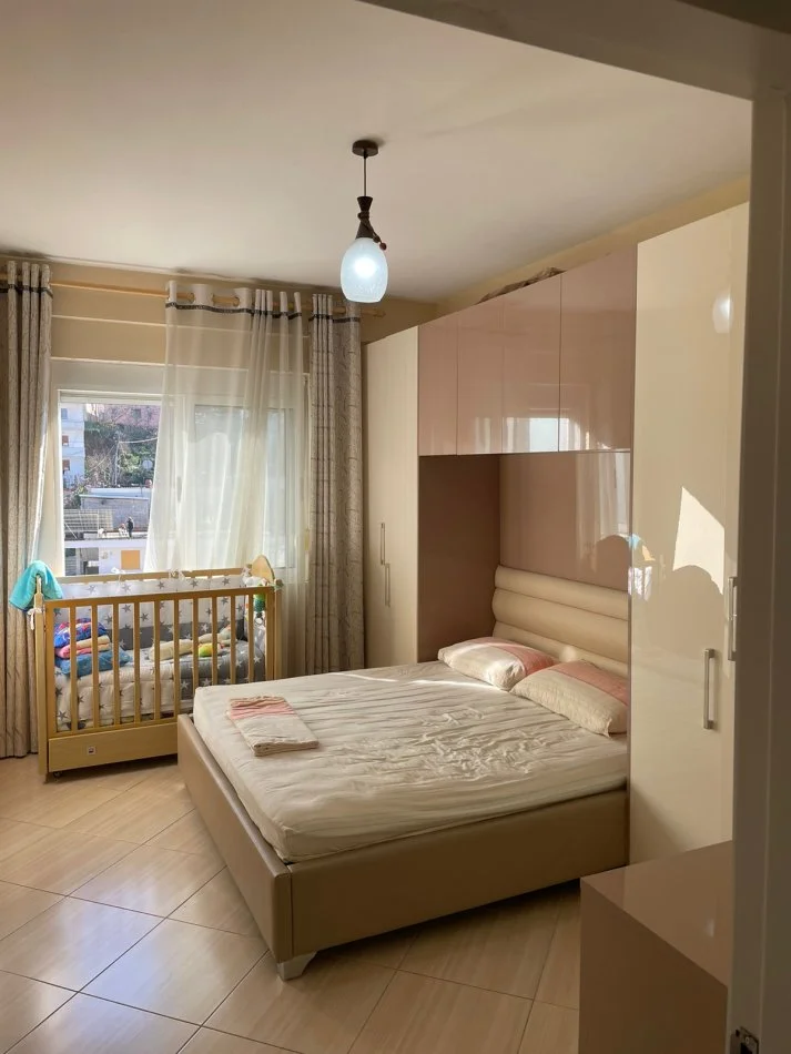 Tirane, jepet me qera apartament 1+1+Ballkon Kati 3, 67 m² 310 € (RRUGA ALI SHEFQETI, NEWS24, SHKOZE)