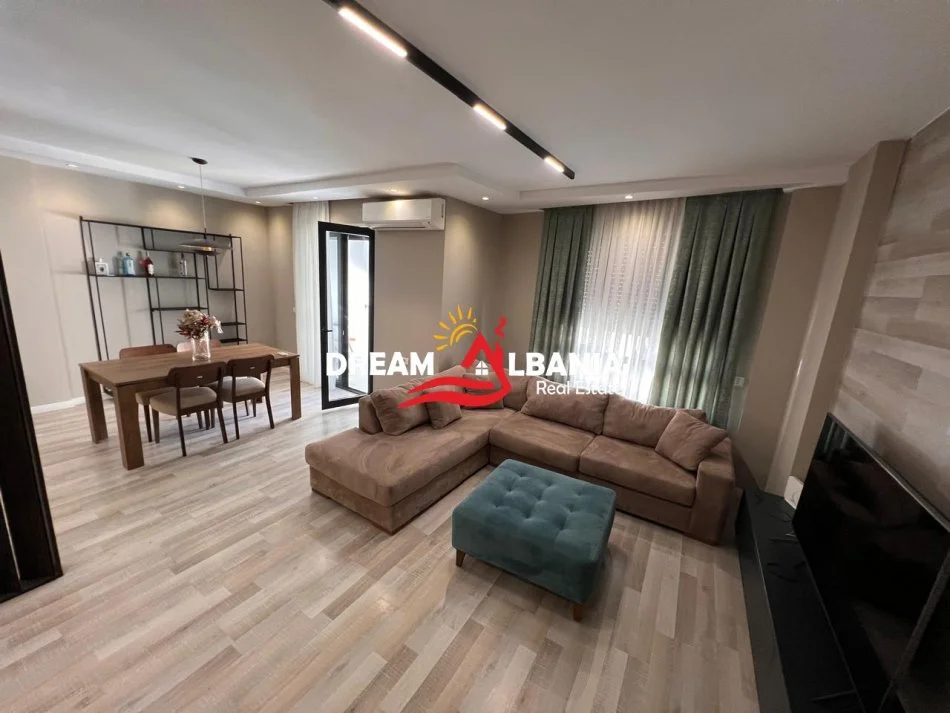 Tirane, jepet me qera apartament 2+1 , 100 m² 750 € (me qera tek 21 Dhjetori prane Mondial)