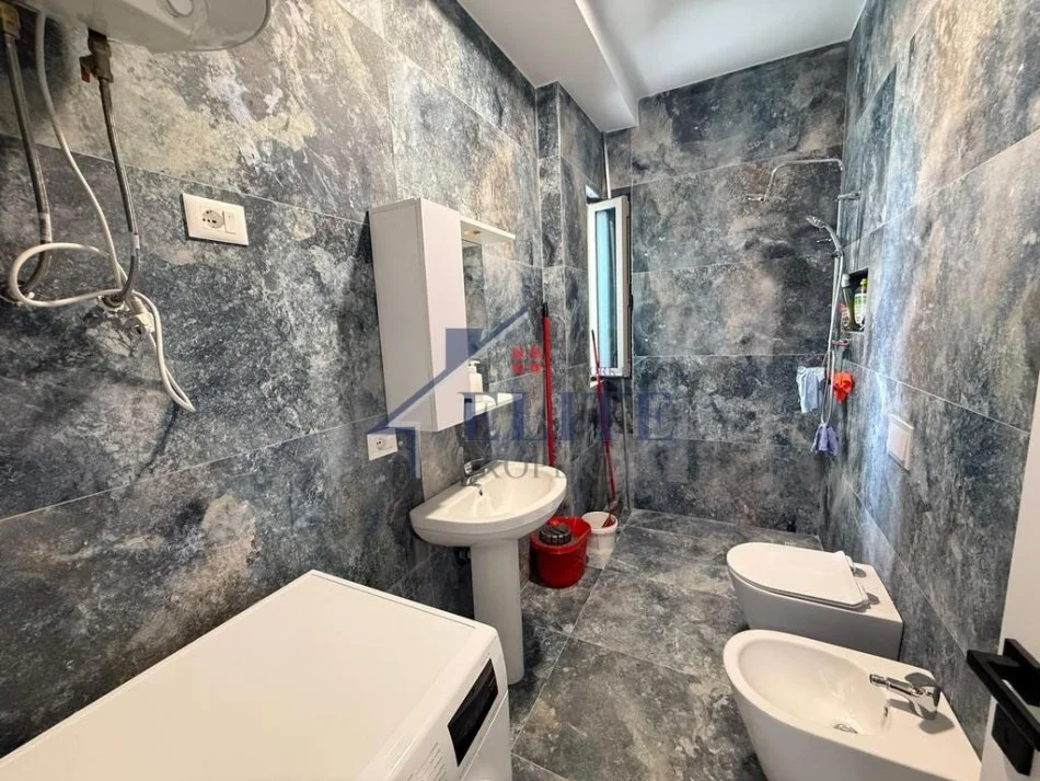 Tirane, jepet me qera apartament 2+1+Ballkon Kati 6, 117 m² 800 € 