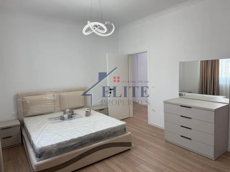 Tirane, jepet me qera apartament 2+1+Ballkon Kati 6, 117 m² 800 € 