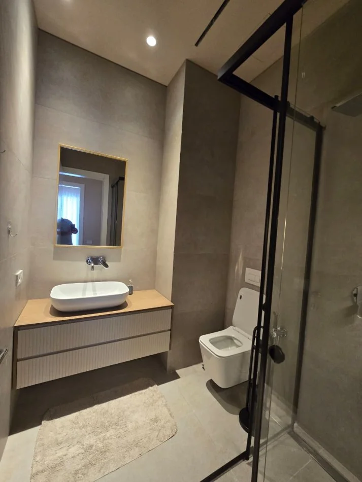 Tirane, jepet me qera apartament 2+1+Ballkon Kati 5, 128 m² 1.200 € (Delijorgji)