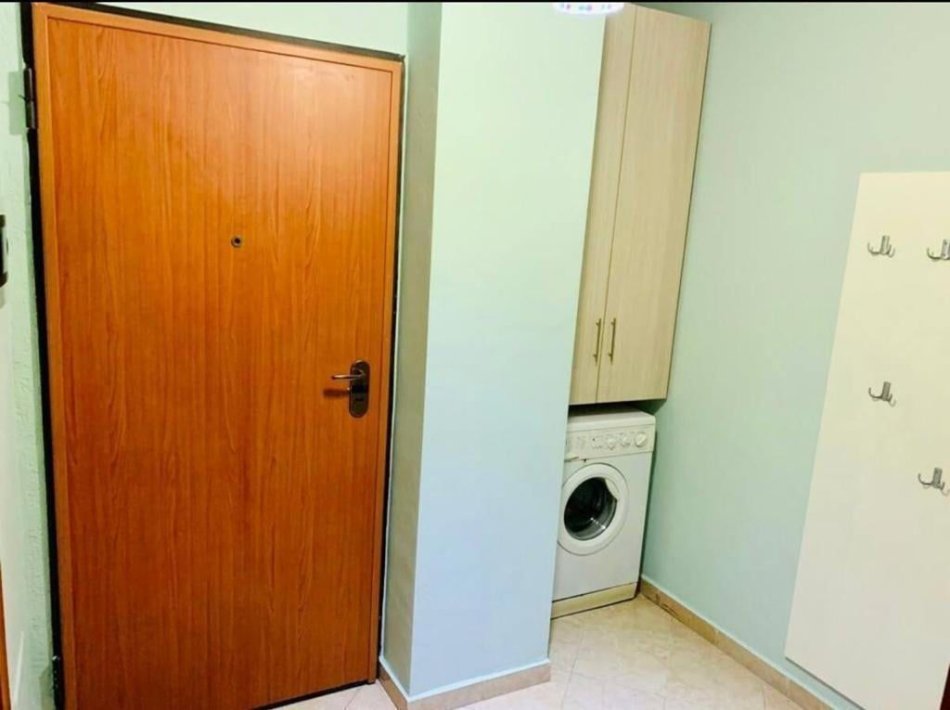 Tirane, jepet me qera apartament 1+1+Ballkon Kati 5, 60 m² 550 € (Ish Parku i Autobusave)