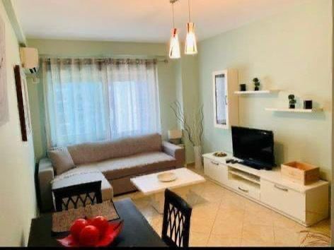 Tirane, jepet me qera apartament 1+1+Ballkon Kati 5, 60 m² 550 € (Ish Parku i Autobusave)