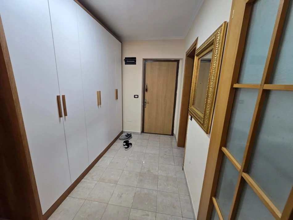 Tirane, jepet me qera apartament 1+1 , 600 € (Stacioni i Trenit)