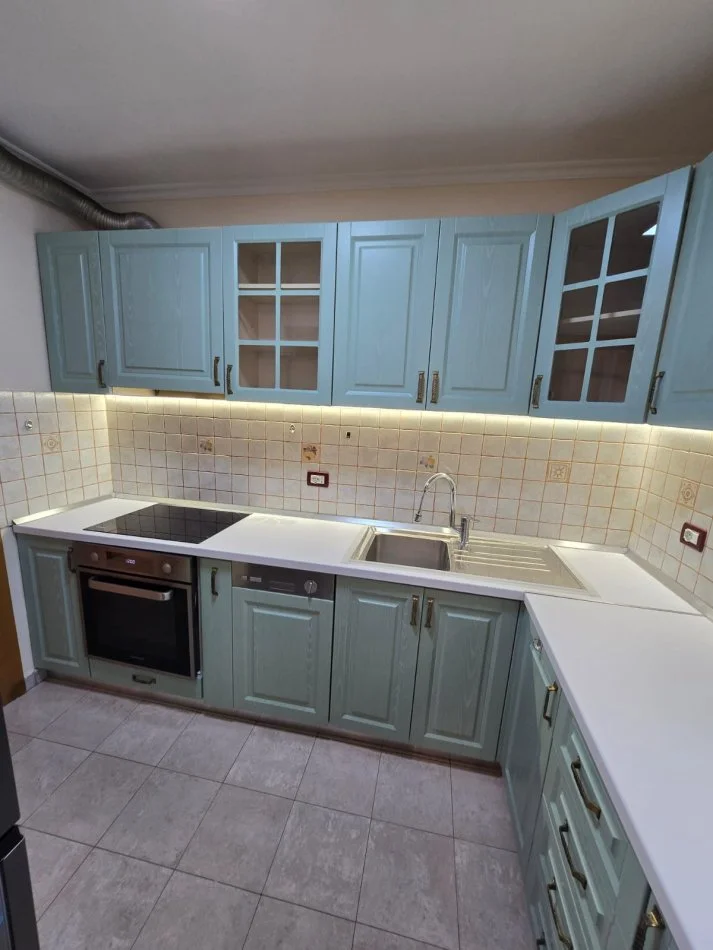 Tirane, jepet me qera apartament 1+1 , 600 € (Stacioni i Trenit)