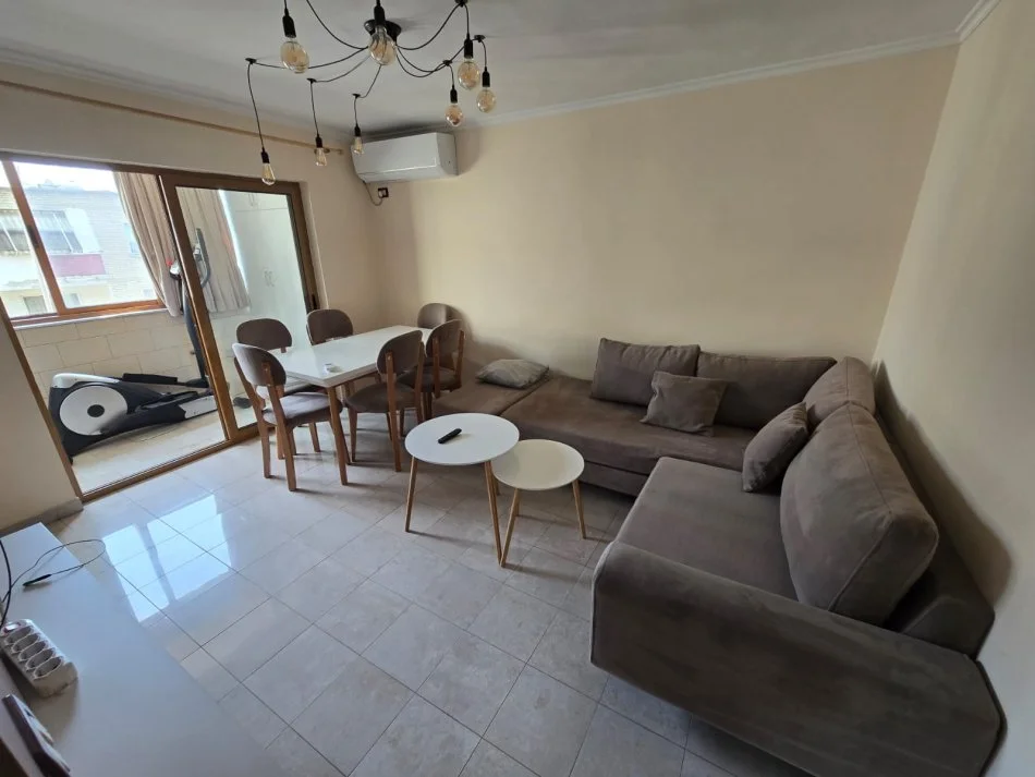 Tirane, jepet me qera apartament 1+1 , 600 € (Stacioni i Trenit)
