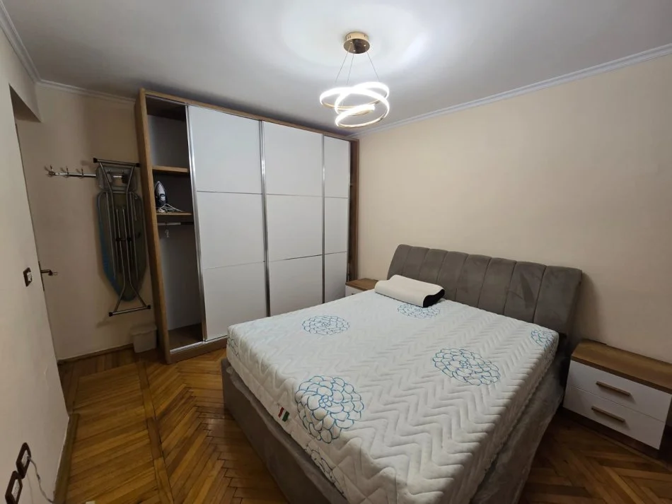Tirane, jepet me qera apartament 1+1 , 600 € (Stacioni i Trenit)