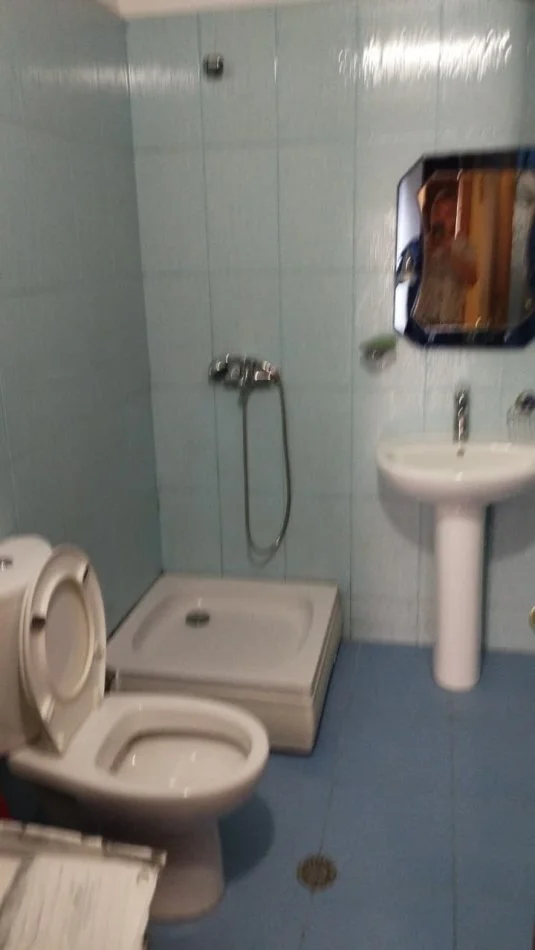 Tirane, jepet me qera apartament 2+1+Ballkon Kati 5, 97 m² 500 € (PERBALL SPITALIT HYGEA, TERMINALI I AUTOBUZAVE)