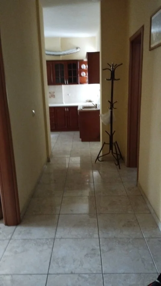 Tirane, jepet me qera apartament 2+1+Ballkon Kati 5, 97 m² 500 € (PERBALL SPITALIT HYGEA, TERMINALI I AUTOBUZAVE)