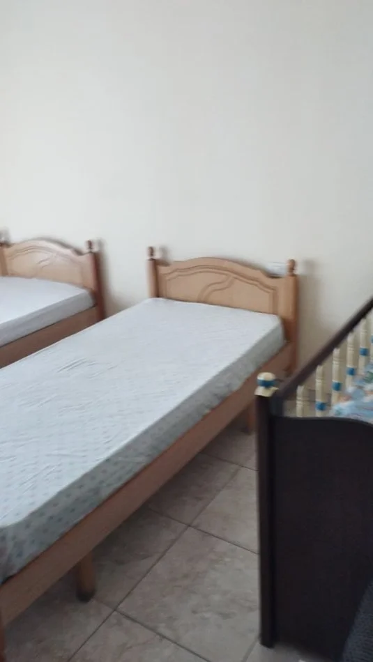 Tirane, jepet me qera apartament 2+1+Ballkon Kati 5, 97 m² 500 € (KTHESA E KAMZES, PERBALLE SPITALIT HYGEA)