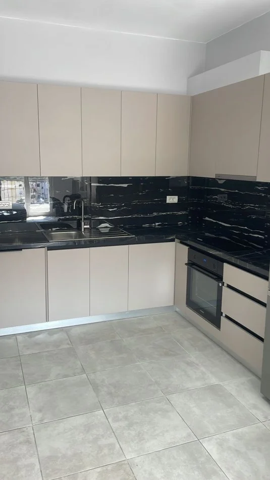 Tirane, jepet me qera apartament 2+1+Ballkon , 90 m² 700 € (Materniteti i Ri)