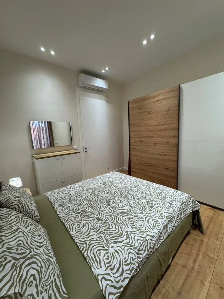 Tirane, jepet me qera apartament 2+1+Ballkon , 110 m² 1.200 € (Kompleksi Delijorgji)