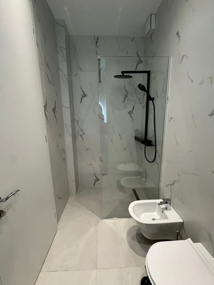 Tirane, jepet me qera apartament 2+1+Ballkon , 110 m² 1.200 € (Kompleksi Delijorgji)