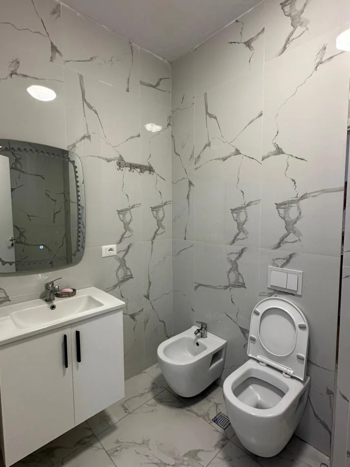 Tirane, jepet me qera apartament 1+1+Ballkon Kati 5, 73 m² 550 € 