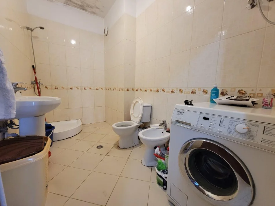SHITET Apartament 1+1  📍Astir, prane Fratarit 🏢Kati: 7, me ashensor  📐Sip. 60m² Neto, 70m² Bruto  💶 Çmimi : 94.500€ Shitet Bosh