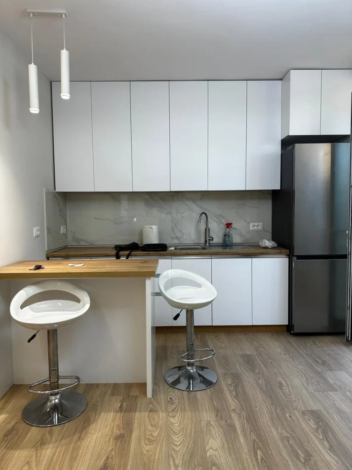 Tirane, jepet me qera apartament 2+1+Ballkon Kati 4, 85 m² 600 € (ish fusha aviacionit)