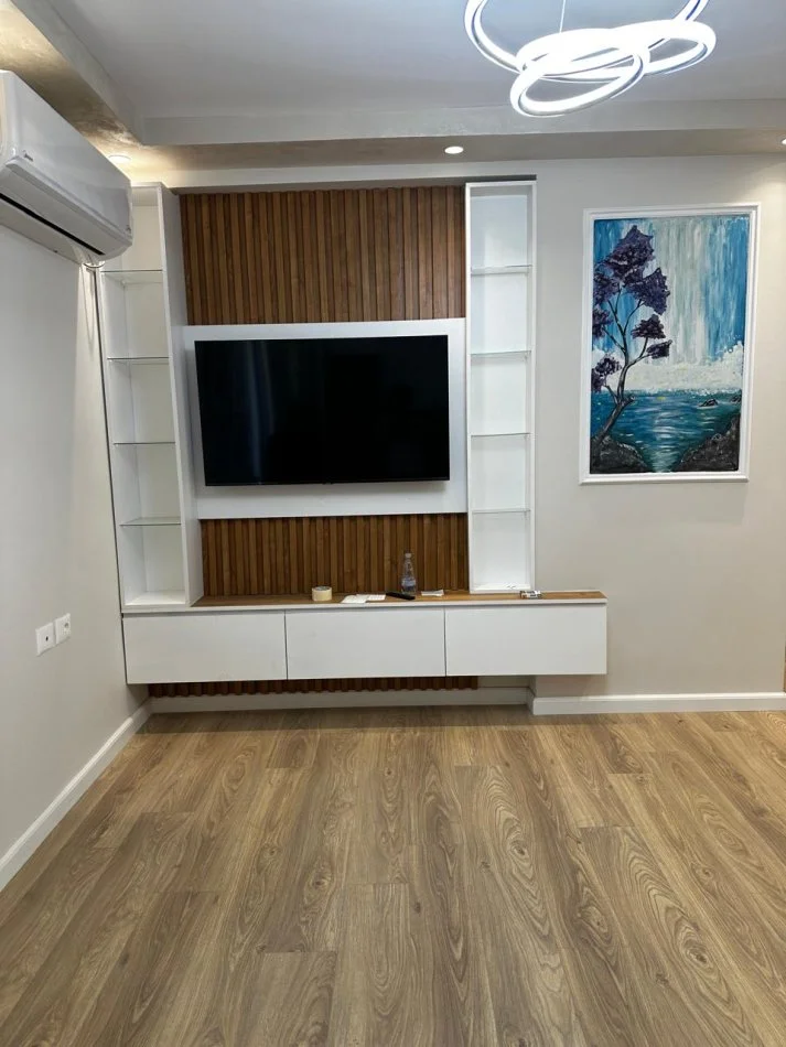 Tirane, jepet me qera apartament 2+1+Ballkon Kati 4, 85 m² 600 € (ish fusha aviacionit)