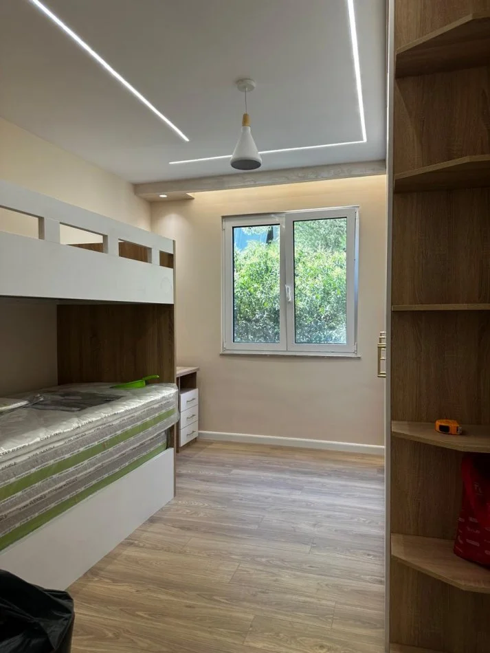 Tirane, jepet me qera apartament 2+1+Ballkon Kati 4, 85 m² 600 € (ish fusha aviacionit)