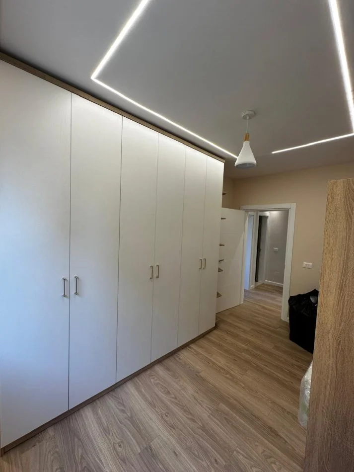Tirane, jepet me qera apartament 2+1+Ballkon Kati 4, 85 m² 600 € (ish fusha aviacionit)