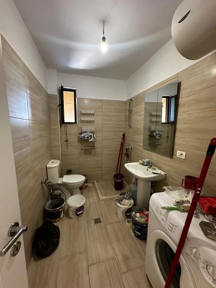 Tirane, jepet me qera apartament 2+1+Ballkon Kati 4, 85 m² 600 € (ish fusha aviacionit)