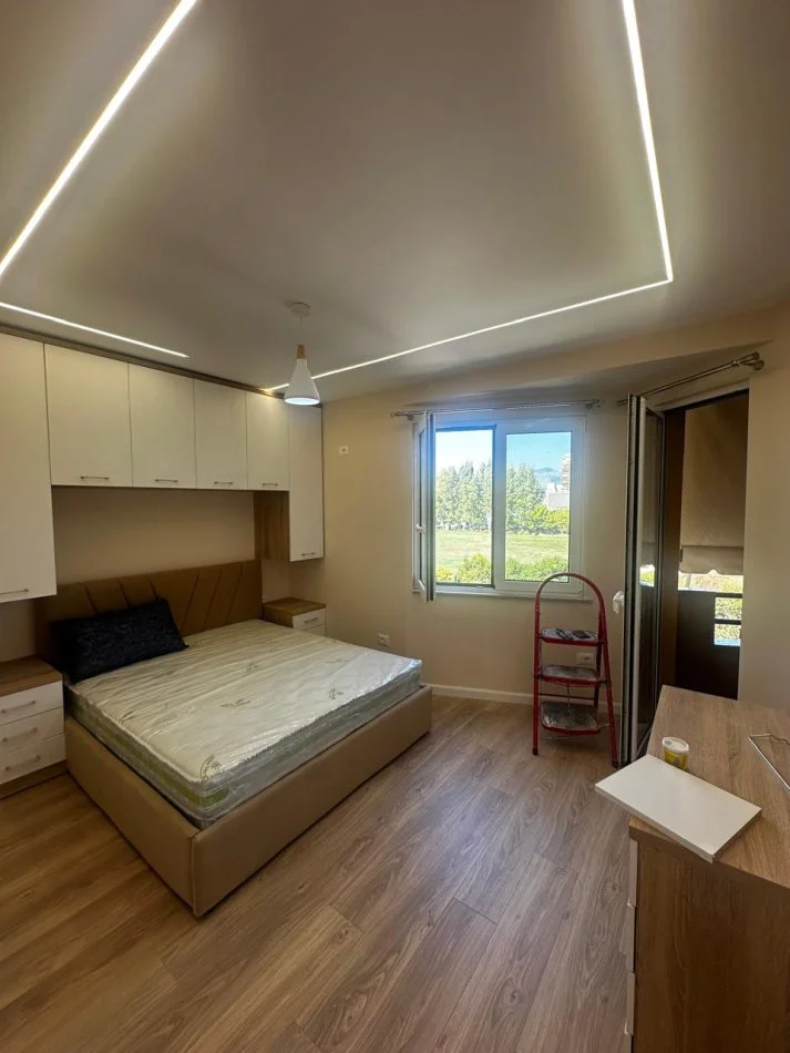 Tirane, jepet me qera apartament 2+1+Ballkon Kati 4, 85 m² 600 € (ish fusha aviacionit)