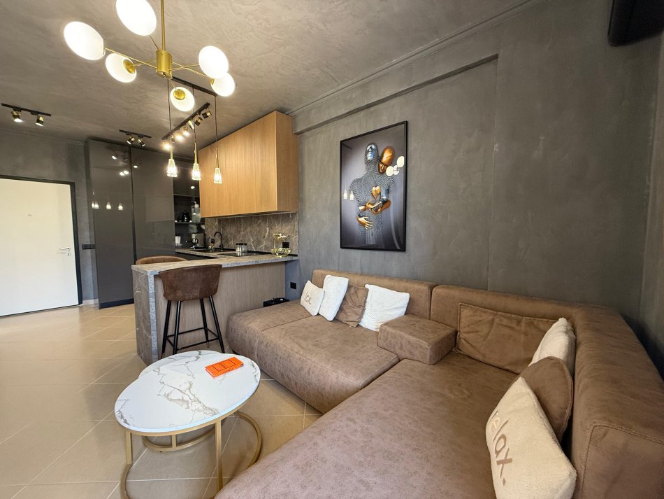 Tirane, jap me qera apartament 1+1+Ballkon , 59 m² 500 € (Unzine Autotraktoreve)