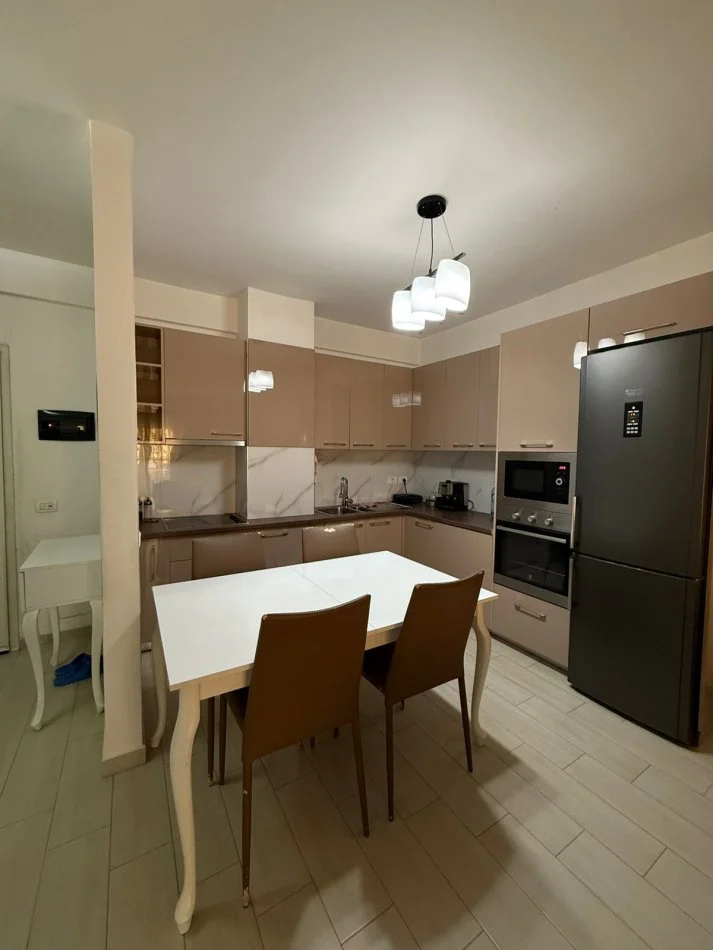 Tirane, jepet me qera apartament 1+1+Ballkon Kati 6, 600 € (Komuna e Parisit)