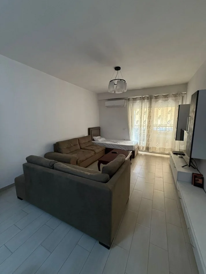 Tirane, jepet me qera apartament 1+1 Kati 6, 70 m² 600 € (Komuna e Parisit)