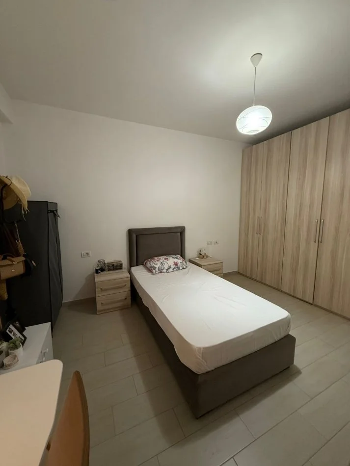 Tirane, jepet me qera apartament 1+1+Ballkon Kati 6, 600 € (Komuna e Parisit)
