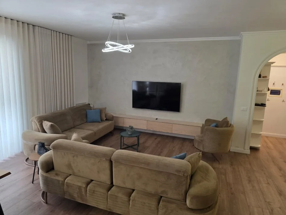 Tirane, jepet me qera apartament 2+1 Kati 4, 110 m² 750 € (mbikalimi komunes)