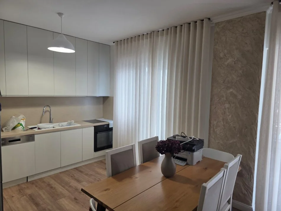 Tirane, jepet me qera apartament 2+1 Kati 4, 110 m² 750 € (mbikalimi komunes)