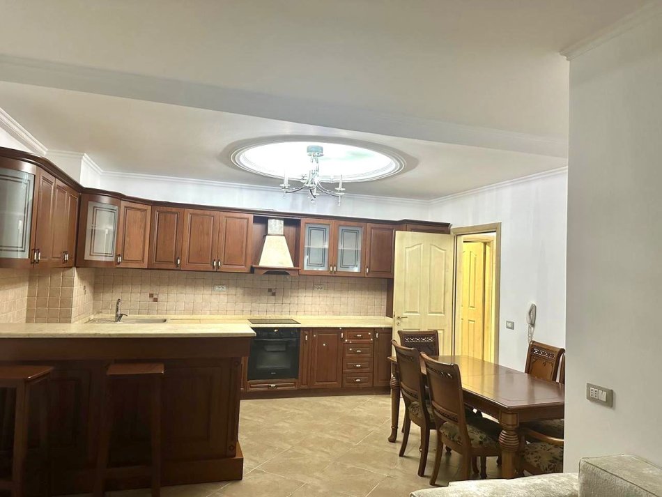 Me Qira Apartament💫: 2+1+1Wc & 1 Ballkone + GARAZHD 📍 Qender ,Rruga Fortuzi || 870€/Muaj