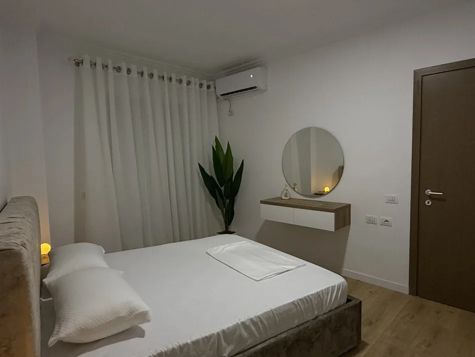 Tirane, jepet me qera apartament 2+1+Ballkon Kati 2, 150 m² 800 € (RRUGA KOPESHTI BOTANIK LIQENI I THATE)