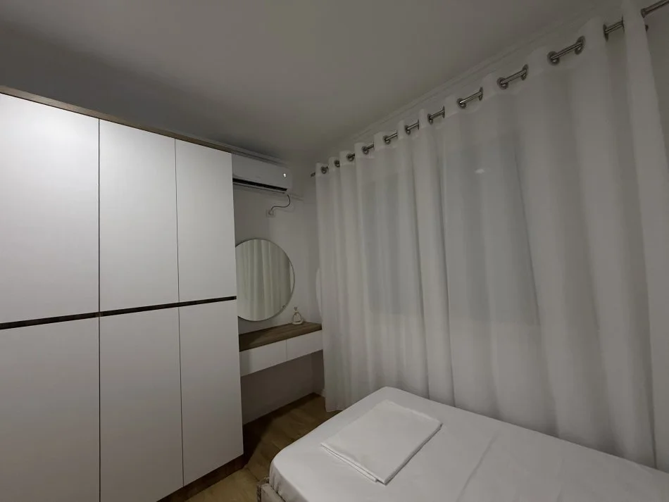 Tirane, jepet me qera apartament 2+1+Ballkon Kati 2, 150 m² 800 € (RRUGA KOPESHTI BOTANIK LIQENI I THATE)