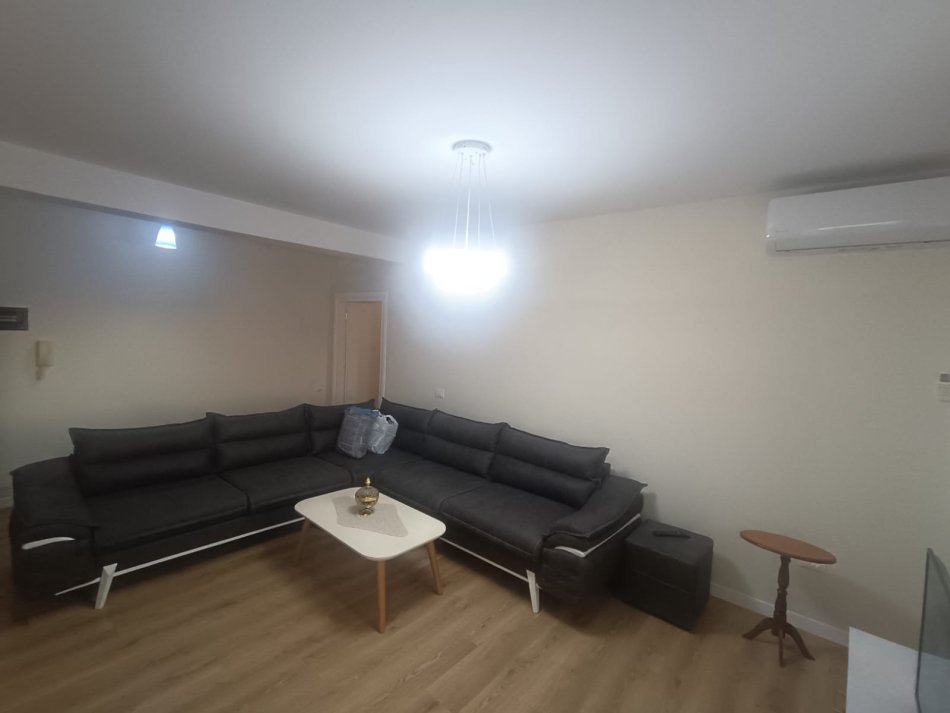Tirane, jepet me qera nga Pronari, pa-komision apartament 2+1+Ballkon Kati 5, 94 m² 400 € (Spitali Hygea - Casa Italia)