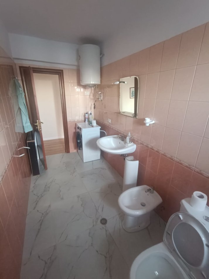 Tirane, jepet me qera nga Pronari, pa-komision apartament 2+1+Ballkon Kati 5, 94 m² 400 € (Spitali Hygea - Casa Italia)